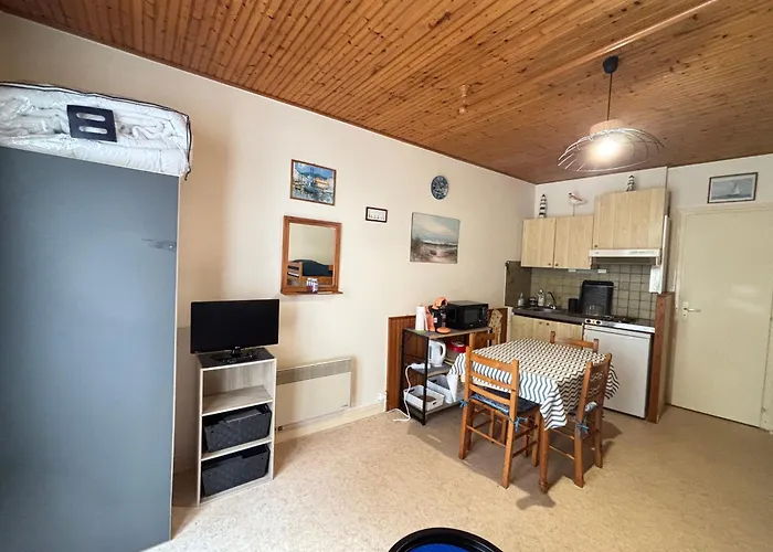 Simple A Deux Pas De La Avec Balcon - Fr-1-197-248