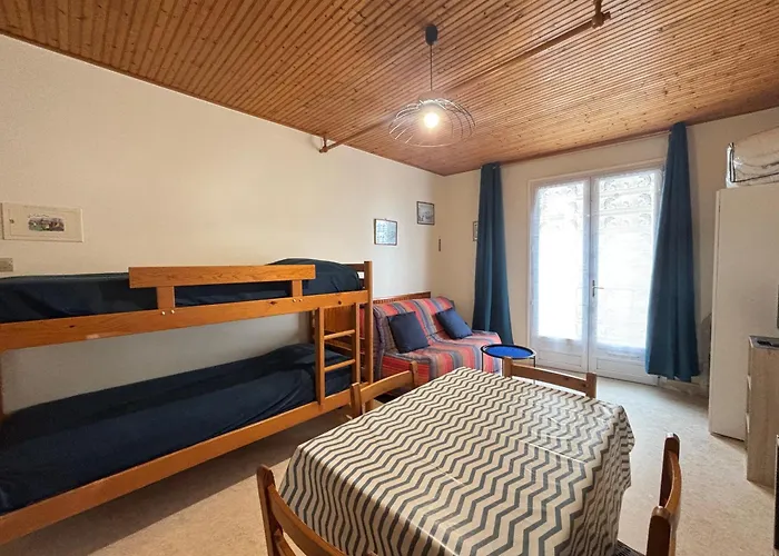 Simple A Deux Pas De La Avec Balcon - Fr-1-197-248 莱萨布勒-多洛讷