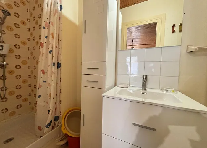 Simple A Deux Pas De La Avec Balcon - Fr-1-197-248